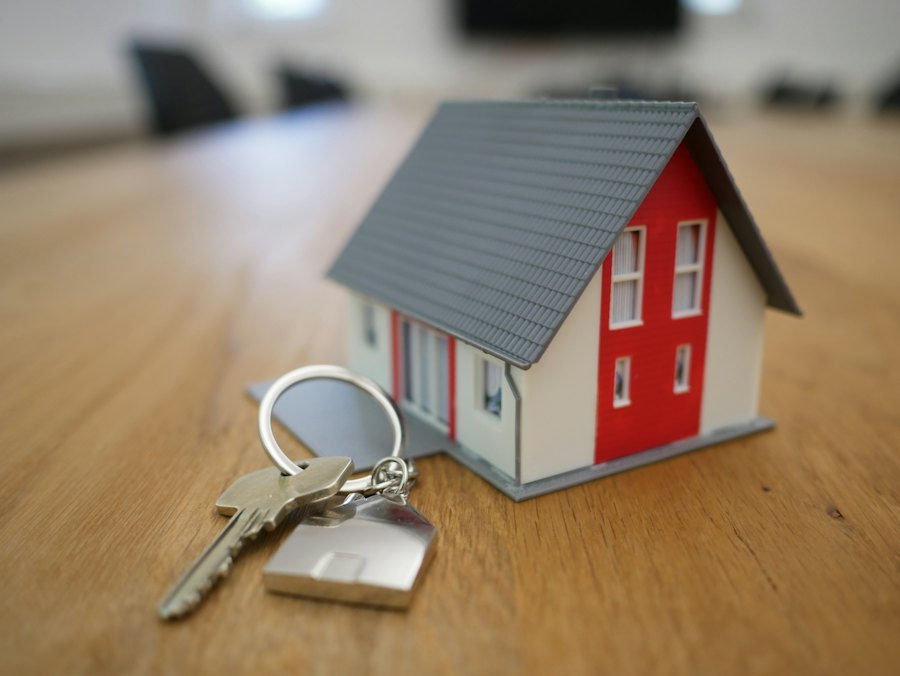 Chave ao lado de uma casa em miniatura